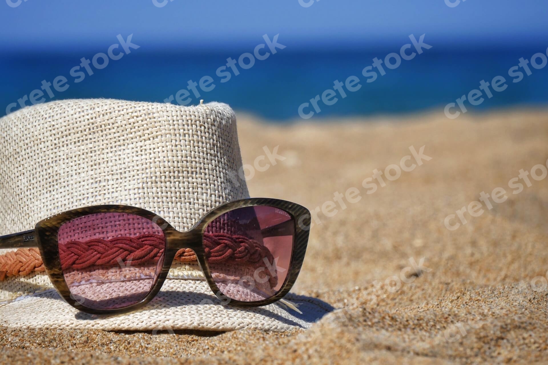 hat-and-glasses-on-the-beach