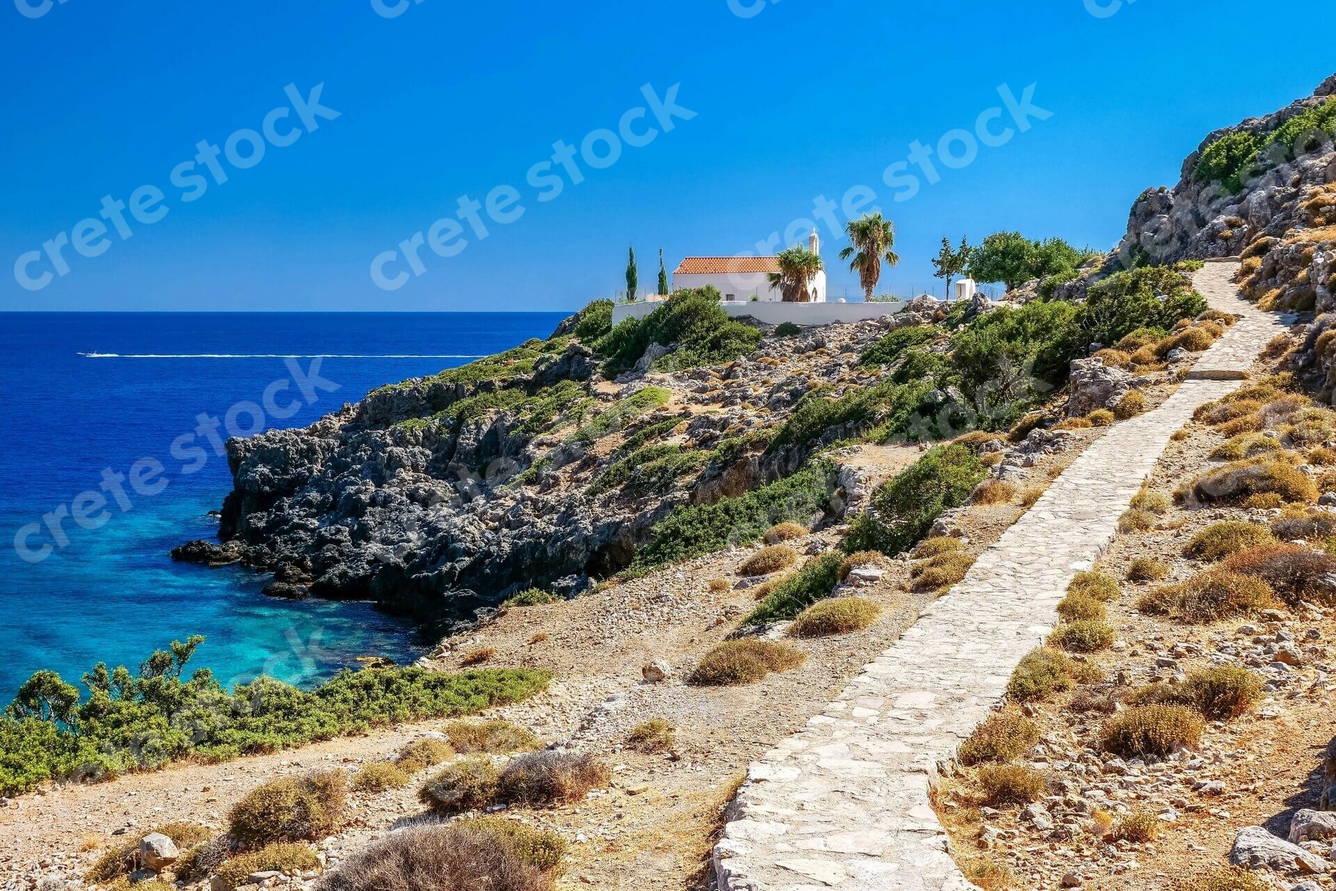 small-curch-in-loutro-village-in-chania