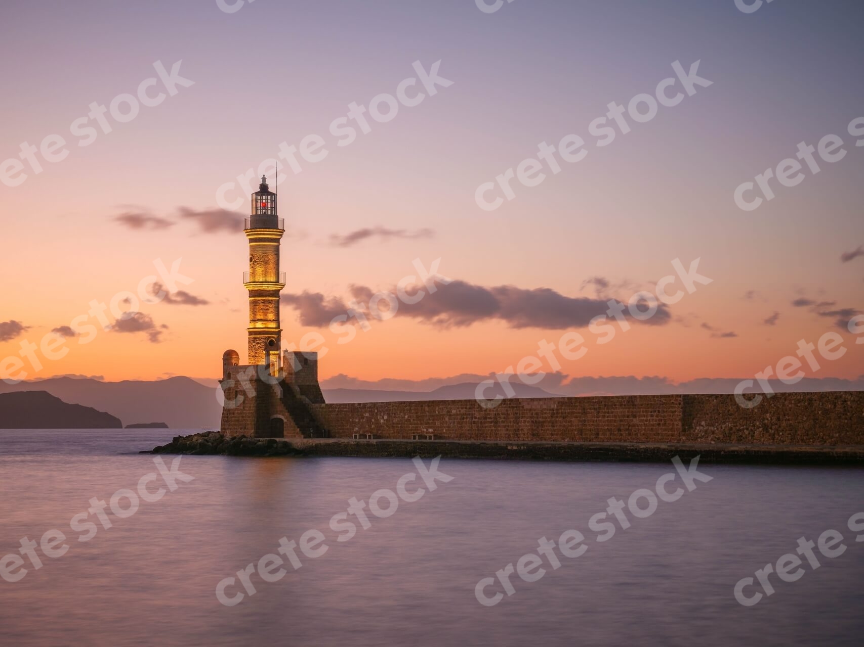 venetian-lighthouse-in-chania-old-port-after-sunset