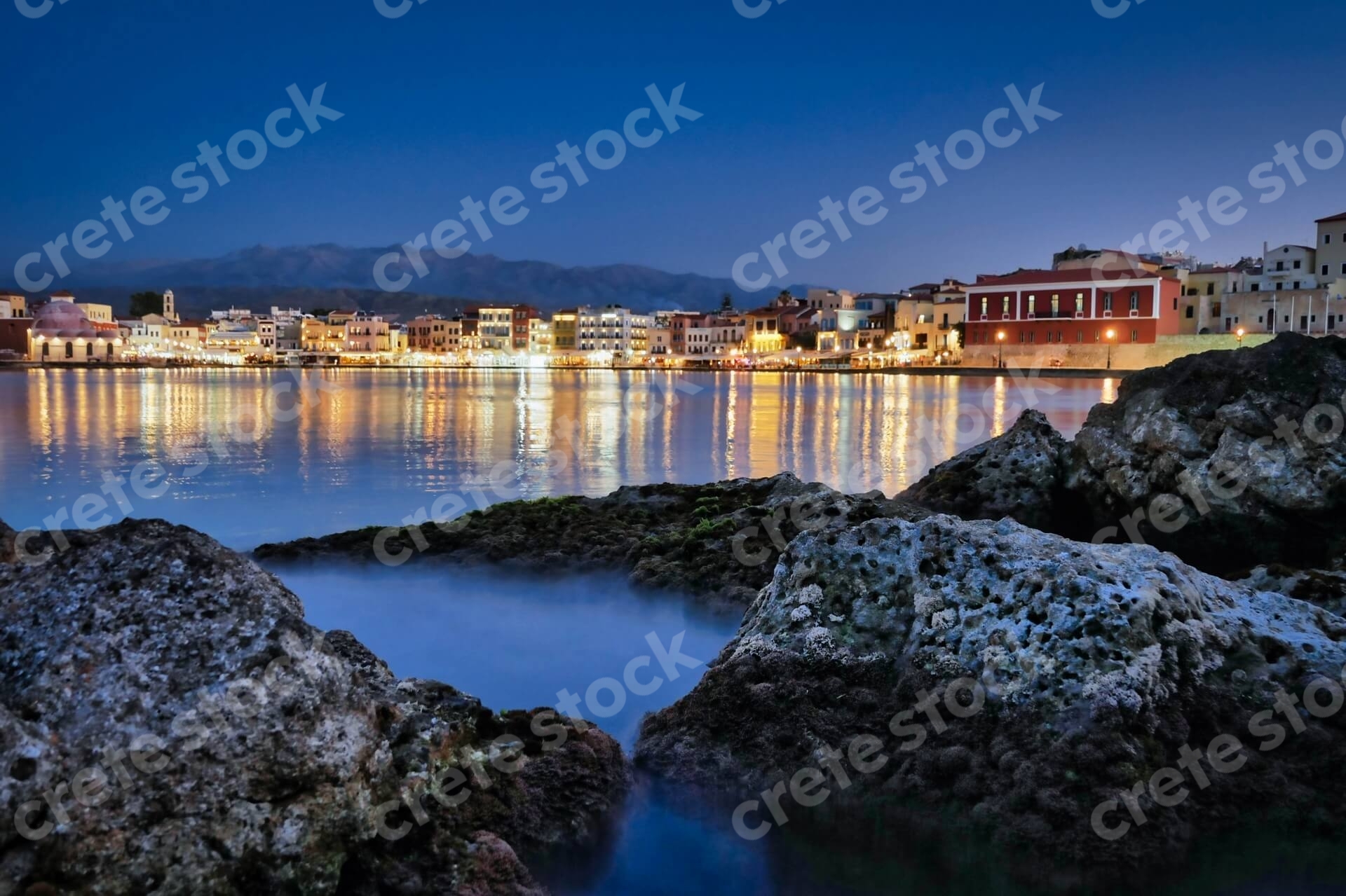 venetian-old-port-in-chania-at-night