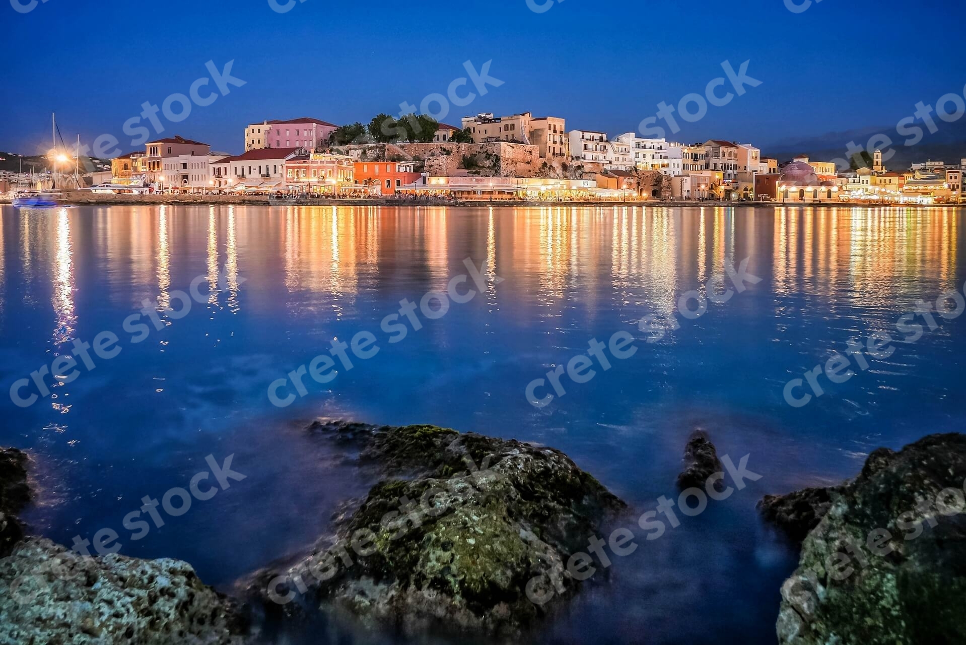 venetian-old-port-in-chania-at-night