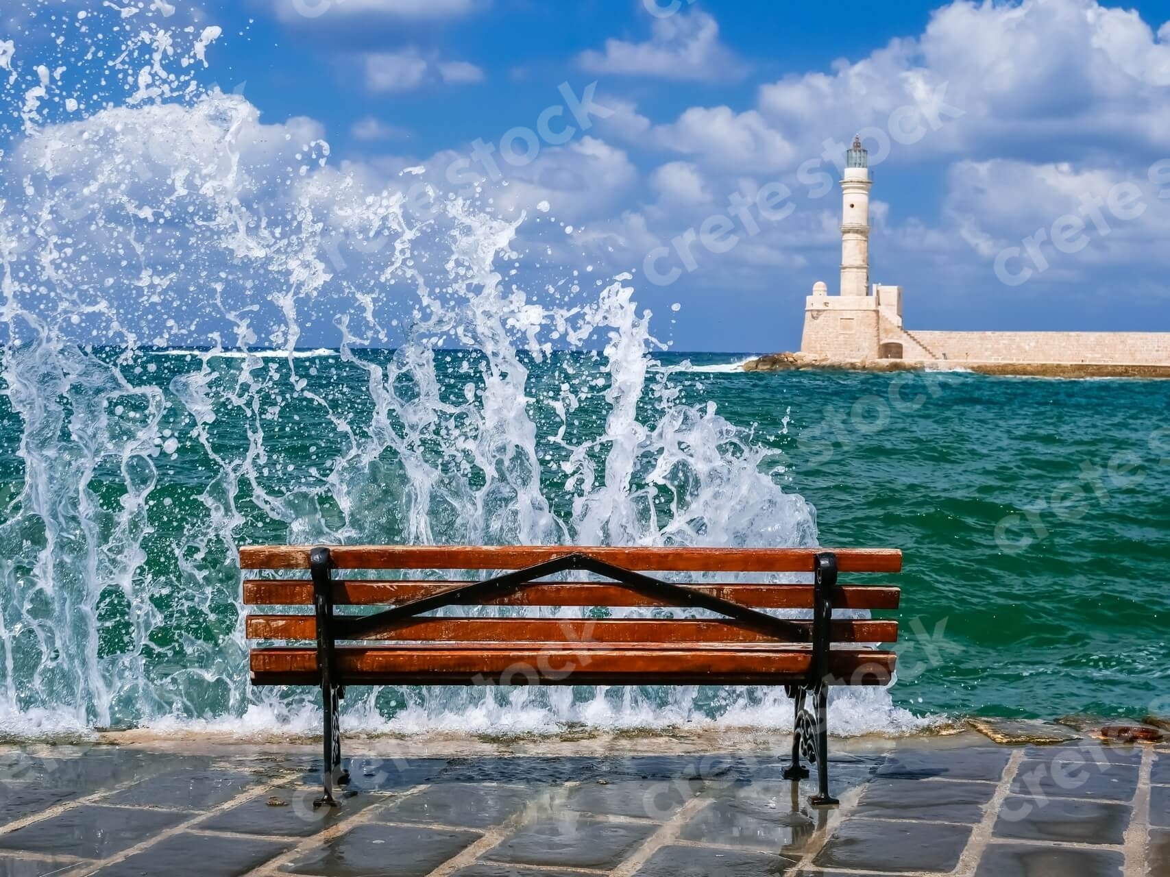 venetian-lighthouse-in-chania-old-port