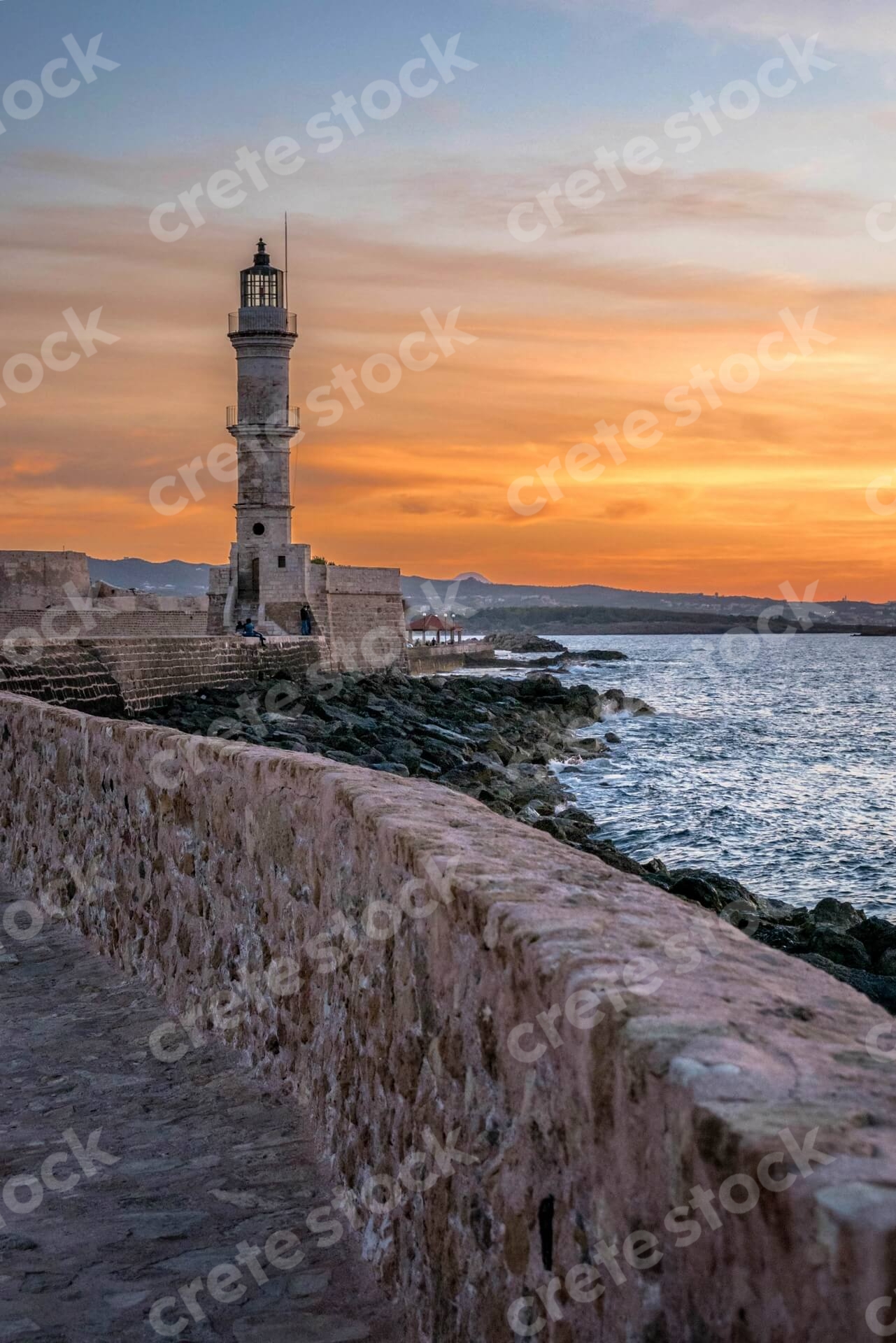 venetian-lighthouse-in-chania-old-port-after-sunset