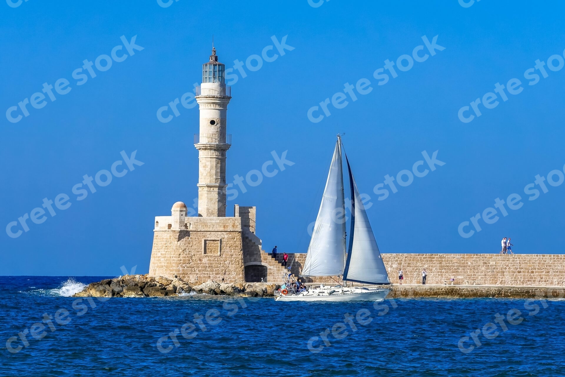 venetian-lighthouse-in-chania-old-port