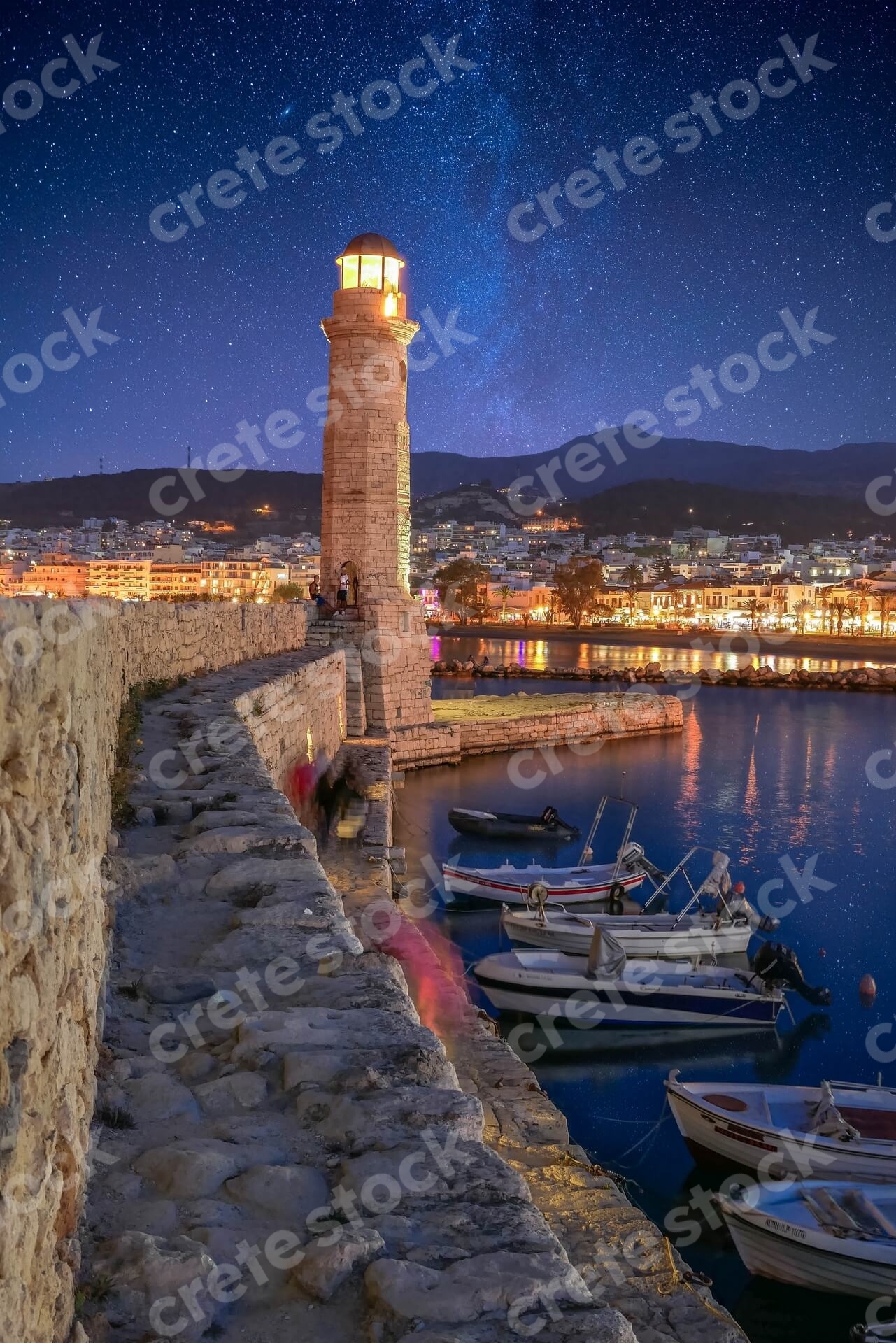 starry-night-at-venetian-old-port-in-rethymno