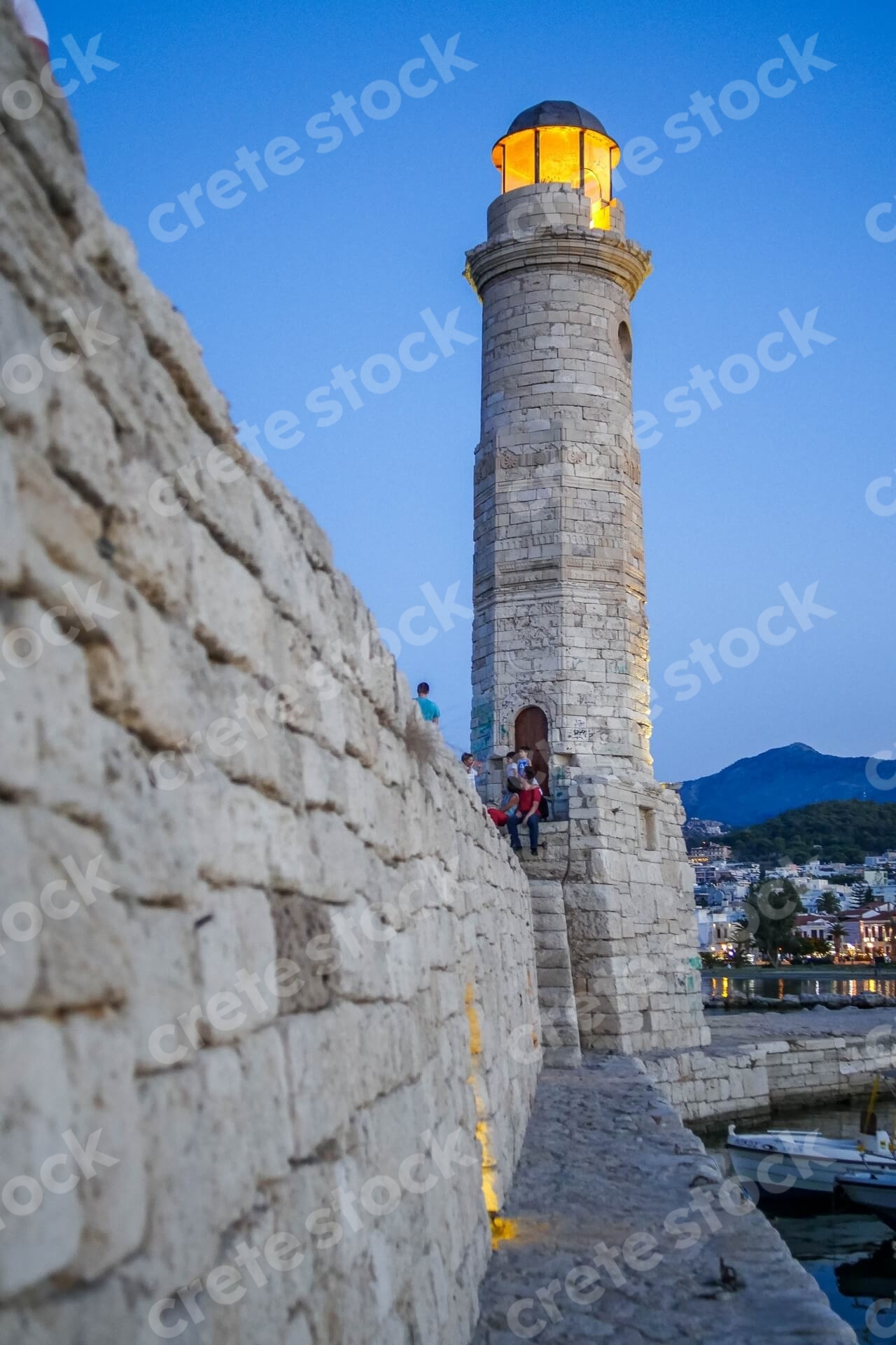 lighthouse-in-venetian-old-port-of-rethymno