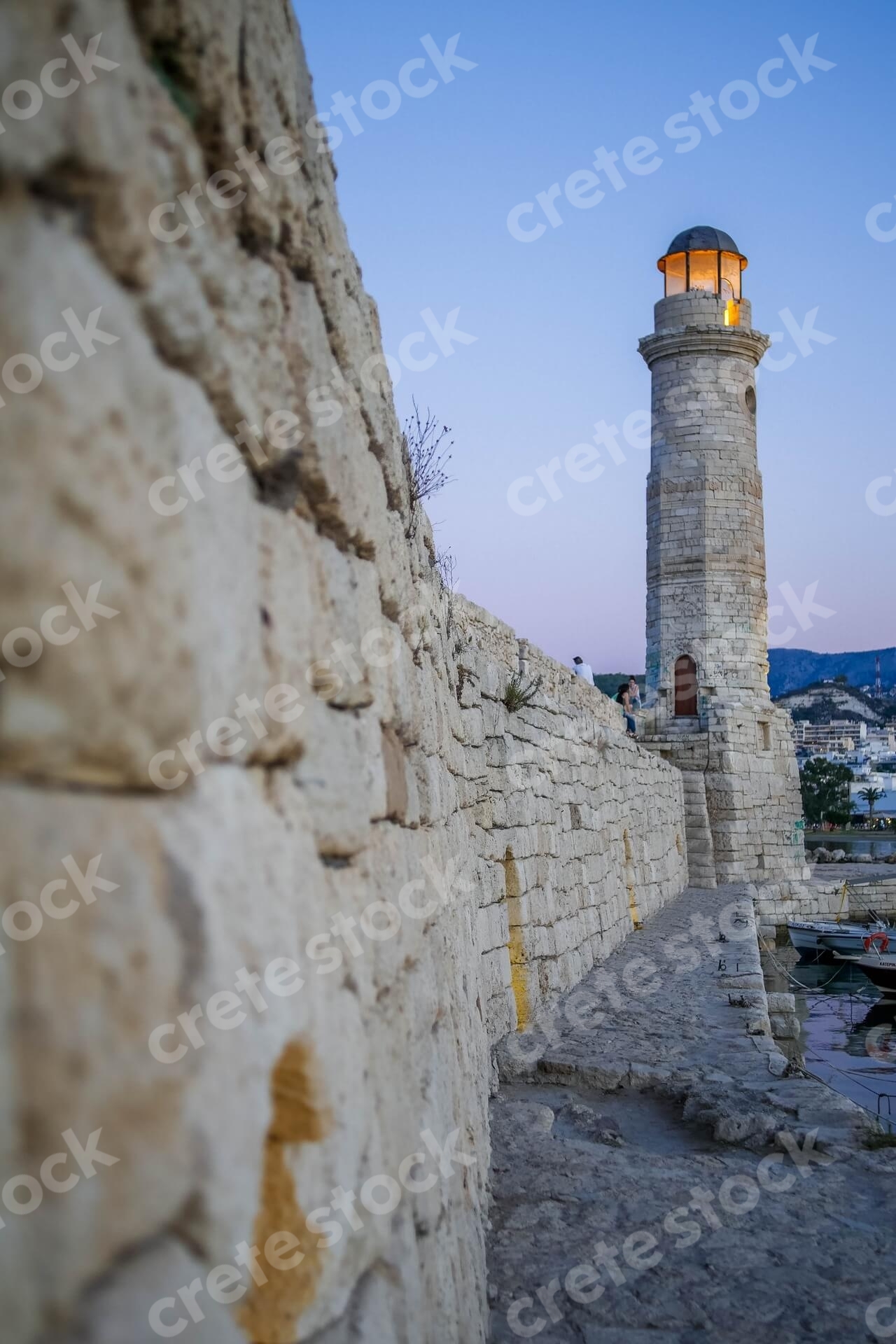 lighthouse-in-venetian-old-port-of-rethymno