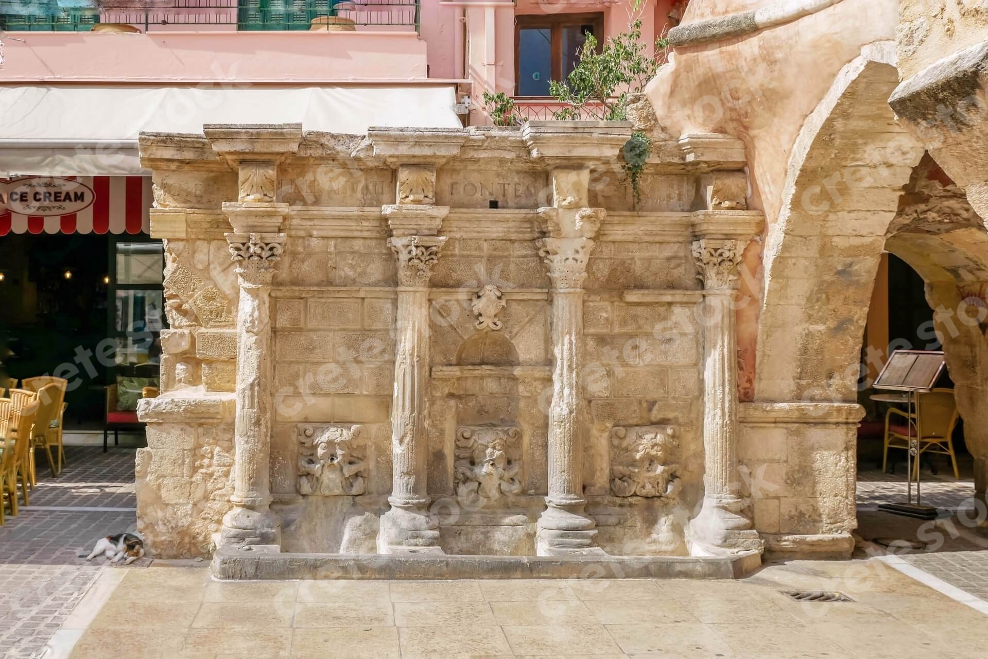 rimondi-fountain-in-old-town-rethymno-crete